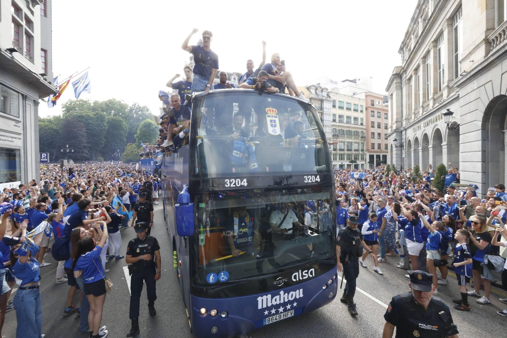 Locura azul en las calles de Oviedo para celebrar el ascenso del equipo a Primera División