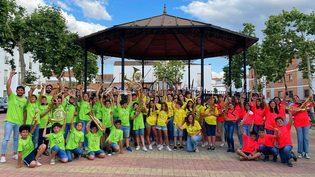 Integrantes de las bandas infantiles en el kiosco de la música de Llerena