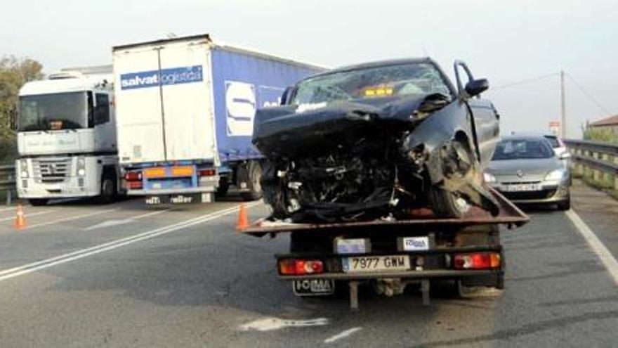 Un dels dos cotxes implicats en l&#039;accident, retirat per la grua.