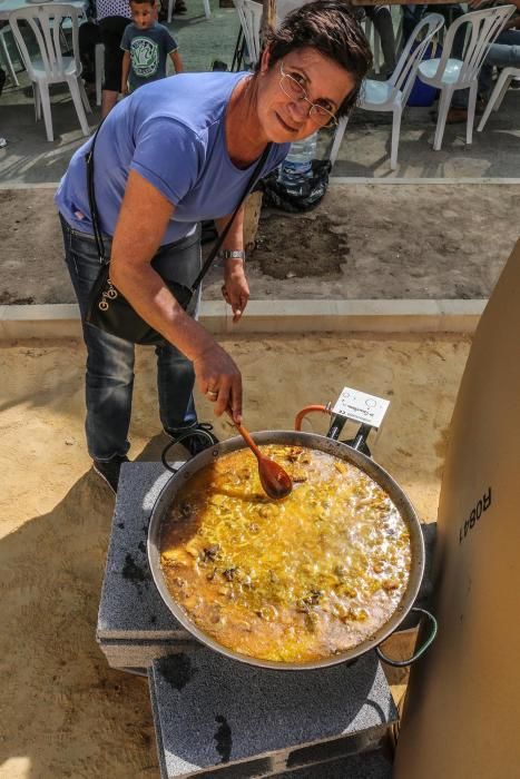 Los vecinos participan en el tercer concurso municipal de paellas