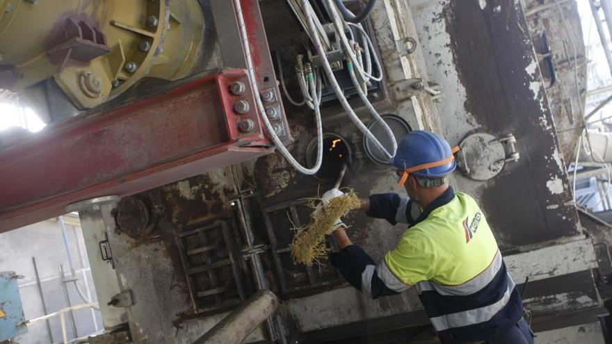 Un operario d ela cementera trabajando junto a uno de los hornos