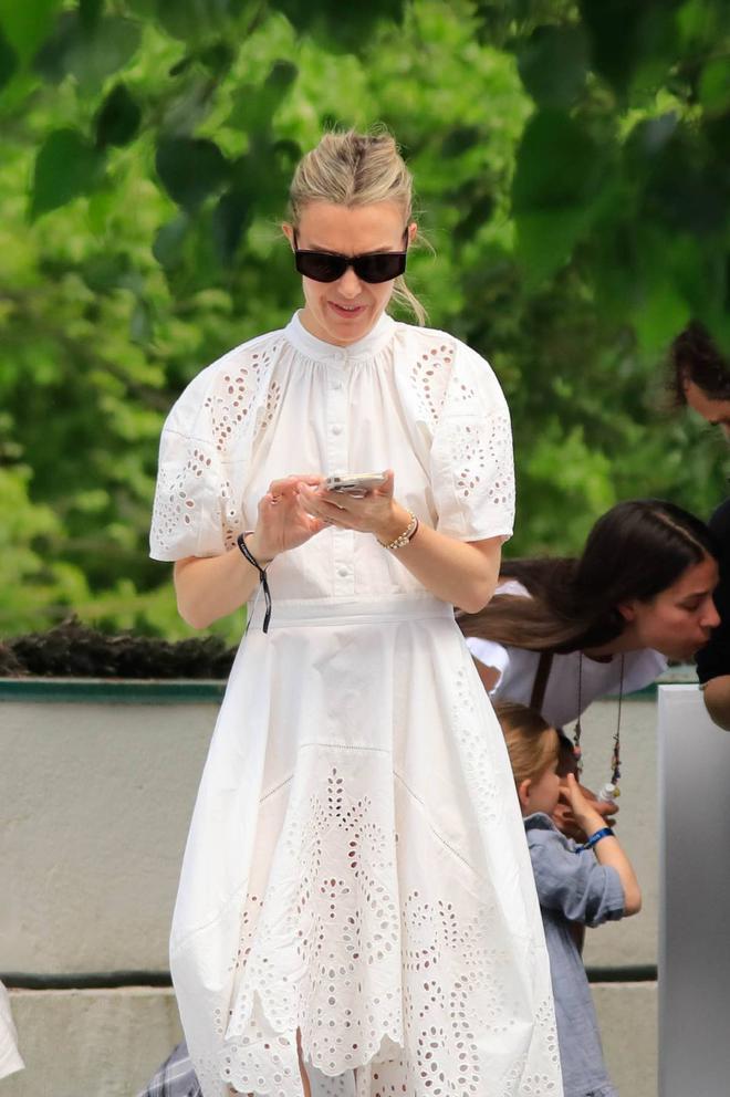 Marta Ortega con vestido blanco de edición limitada, de Zara