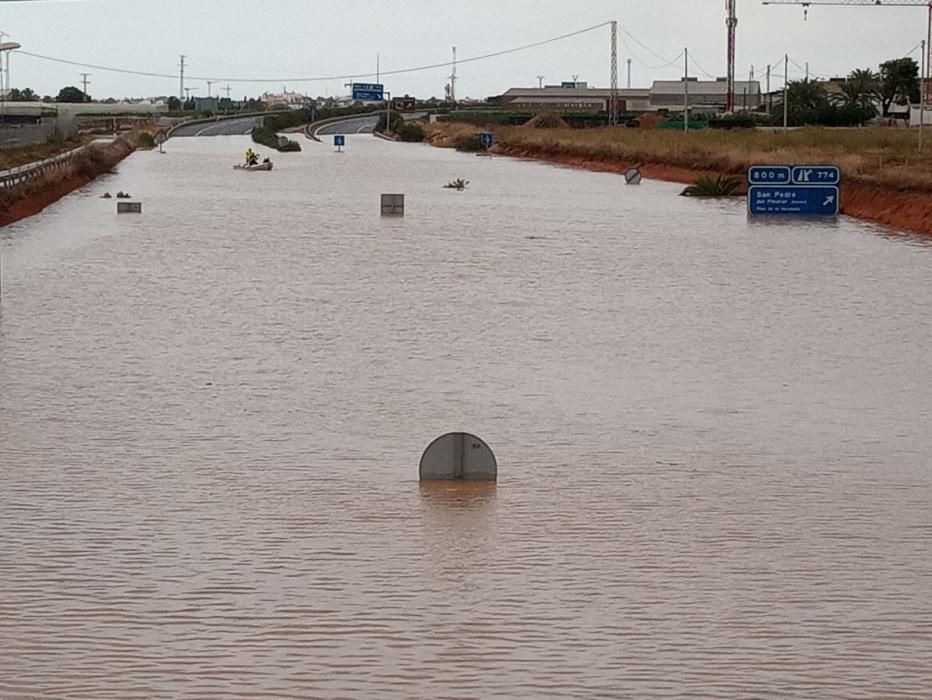 Rescatan a cuatro personas atrapadas en el túnel de la AP7 en Pilar de la Horadada