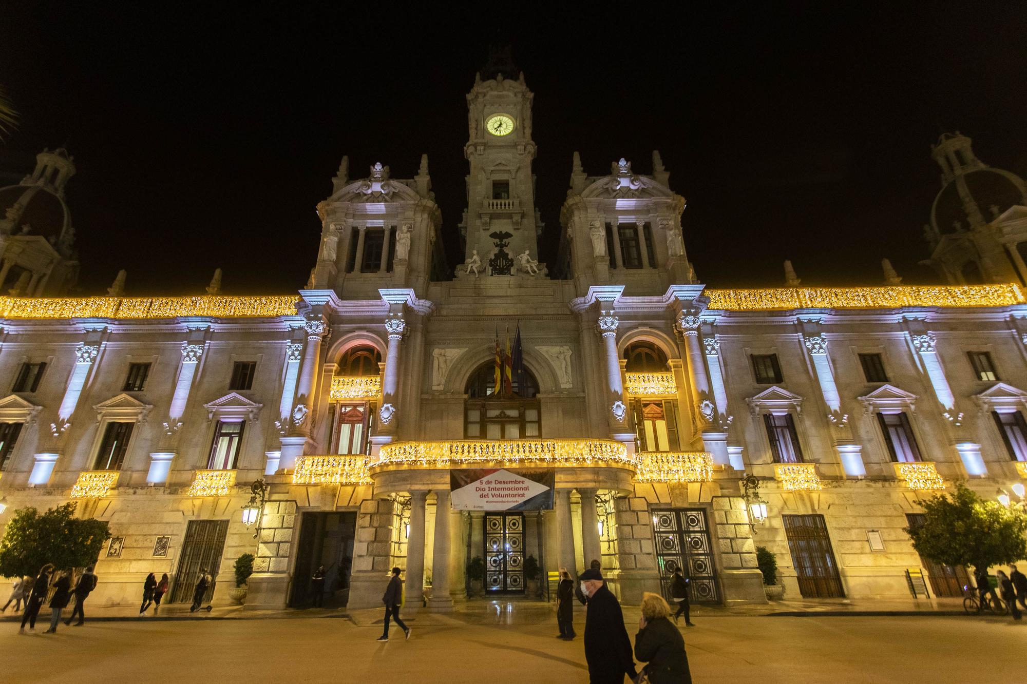 Así se ha encendido la iluminación navideña de la Plaza del Ayuntamiento de València