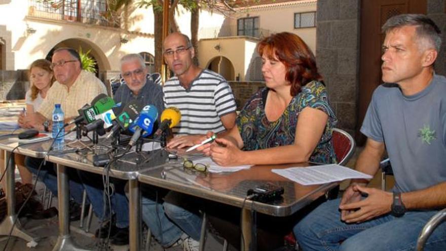 De izq. a dcha., María Perera, Ernesto Perera, Desiderio Padilla, Emilio Armas y Ana Gloria Sánchez. i SANTI BLANCO