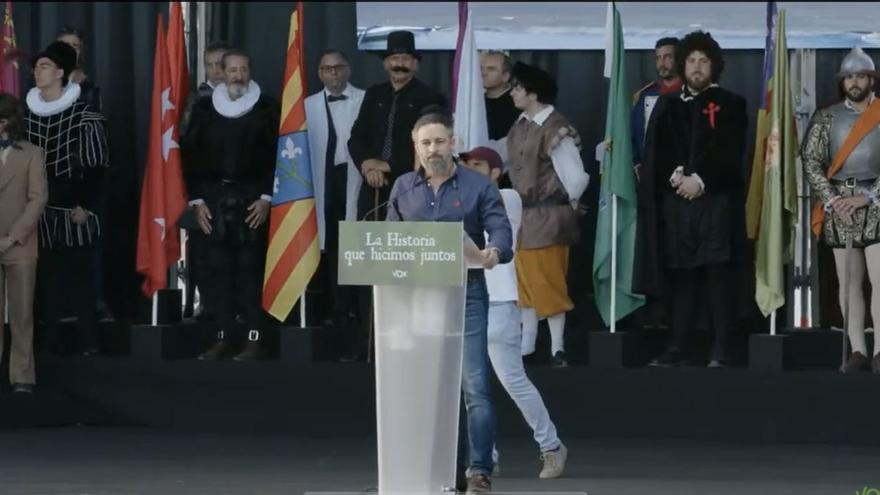 Santiago Abascal, rodeado de los personajes históricos elegidos por Vox en su fiesta en Madrid.