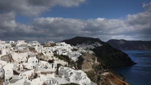 Miles de personas siguen huyendo de Santorini mientras los sismos se suceden en la isla