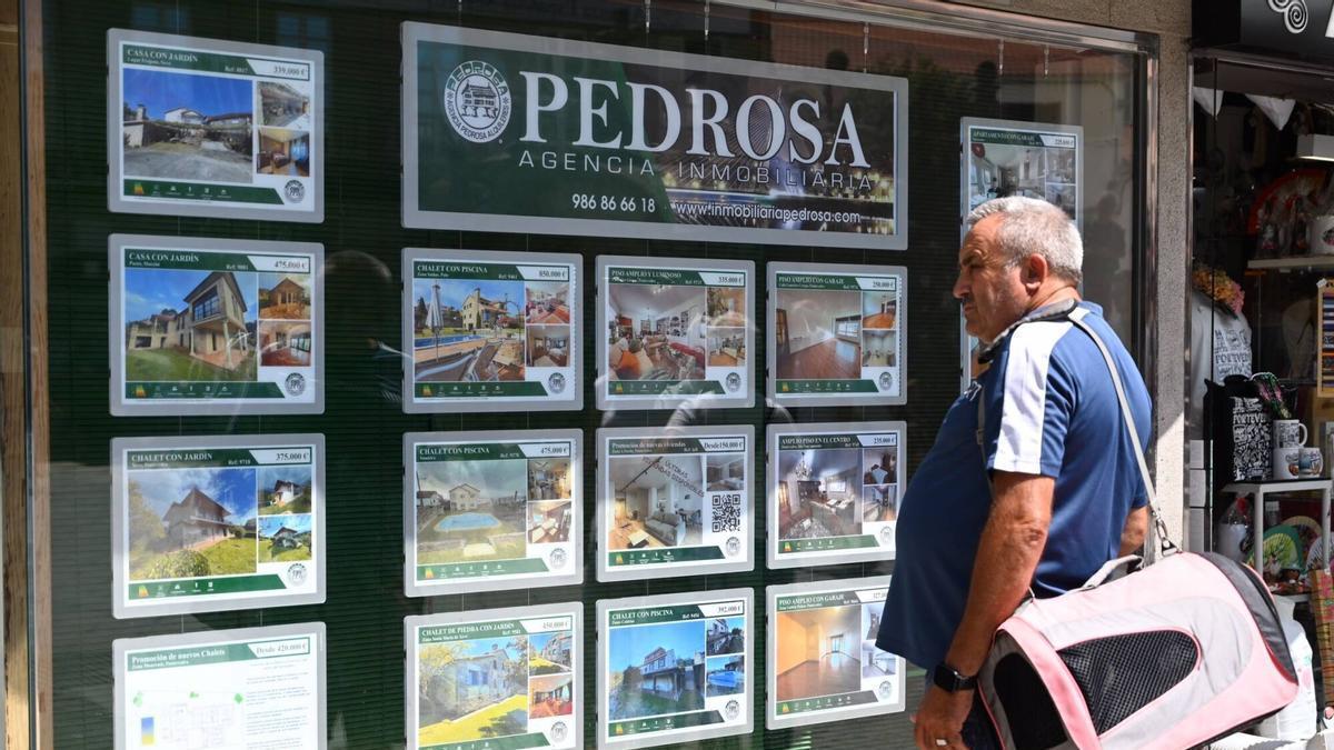 Escaparate de una agencia inmobiliaria de Pontevedra.