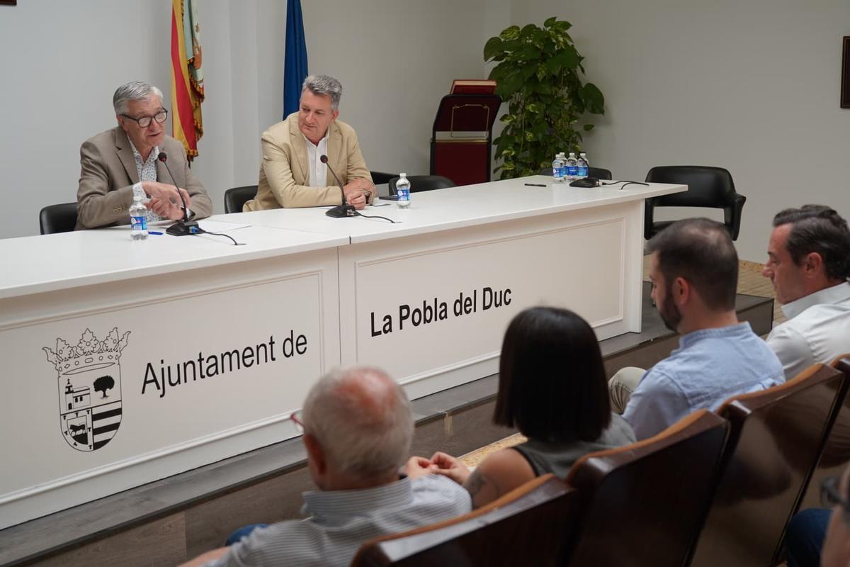 El alcalde de la Pobla del Duc y el conseller Martínez Mus en la presentación de la obra de la depuradora.