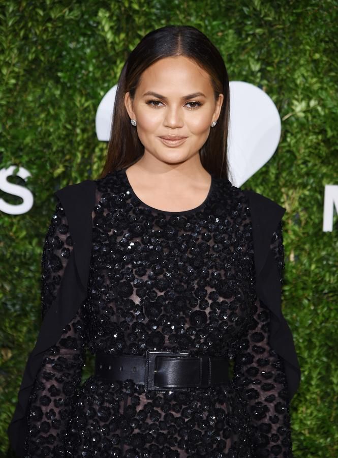 Cambios de look de Chrissy Teigen: melena larga y raya en medio