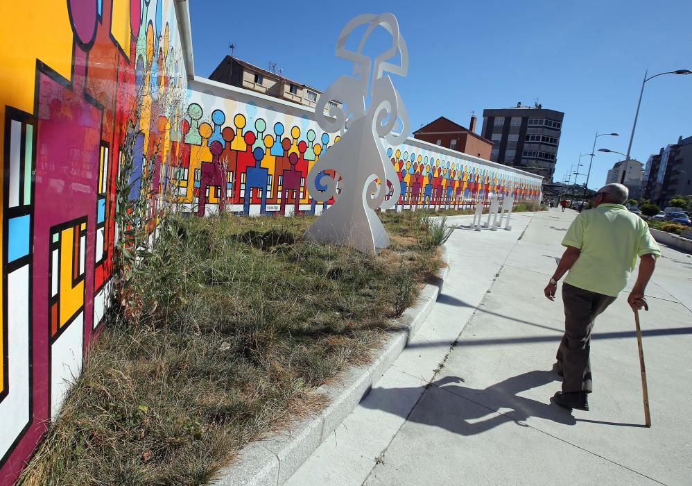 La maleza invade el mural de Nelson Villalobos en Martínez Garrido