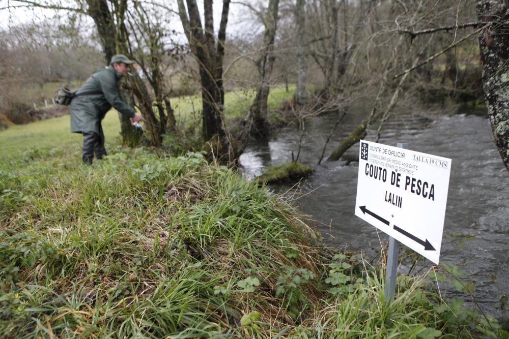 El mal tiempo enturbia la pesca en los ríos de Deza