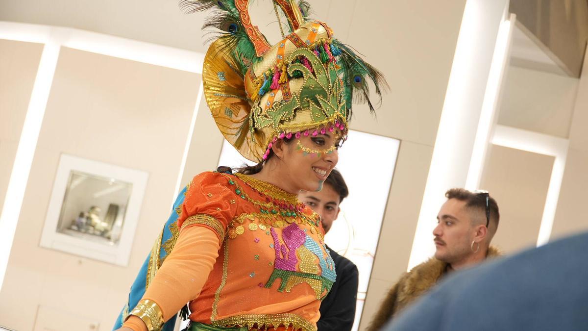 Fotogalería | Las comparsas lucen sus trajes este lunes como maniquíes vivientes