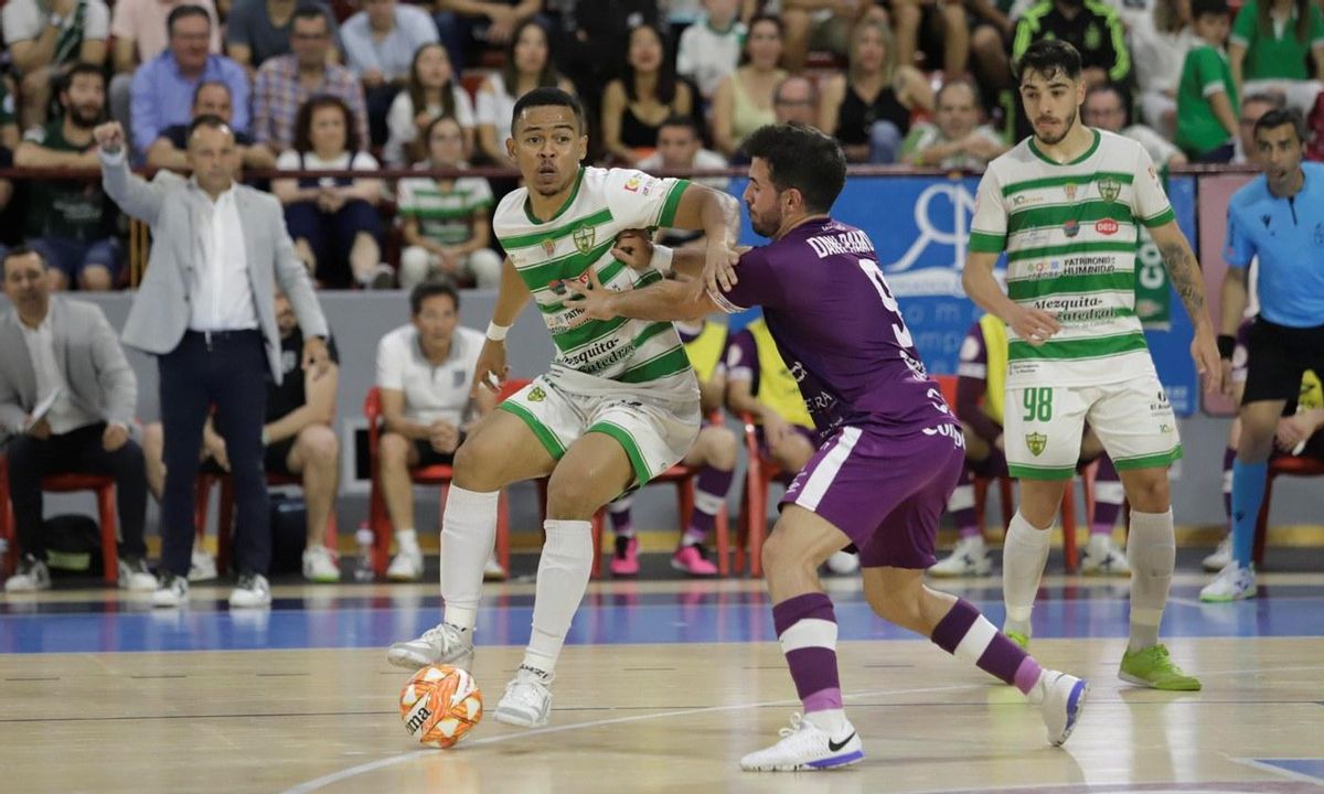 Muhammad controla el balón en el partido contra el UMA Antequera.