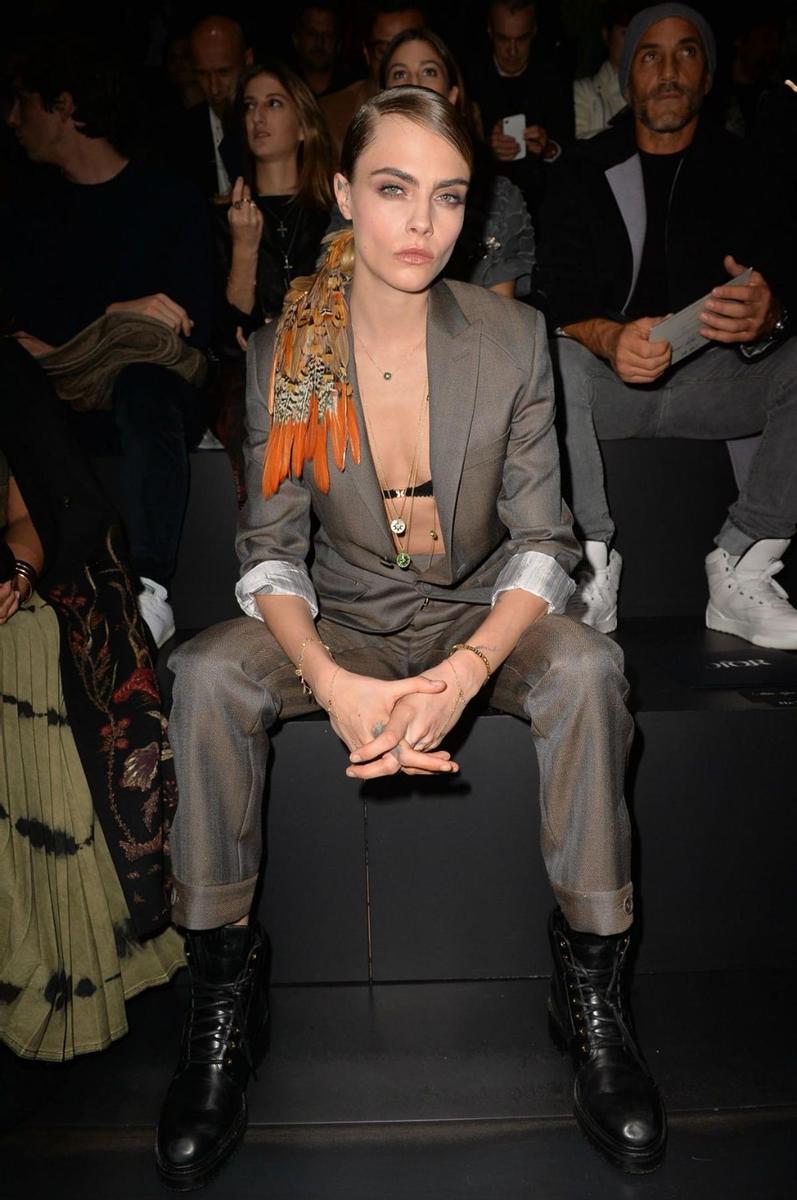 Cara Delenvinge en el 'front row' del desfile masculino de Dior