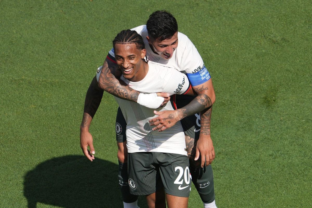 Joao Pedro y Enzo Fernández, celebran un gol del Chelsea.