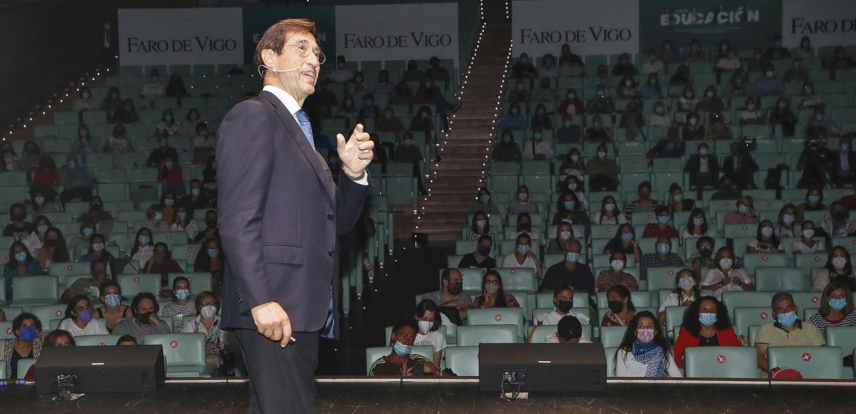 Mario Alonso Puig, durantesu ponencia en el Foro Educación.  | // RICARDO GROBAS