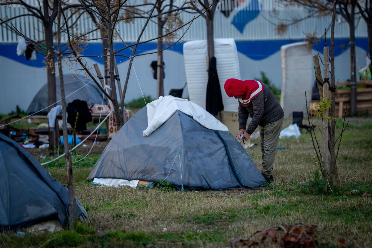 Un hombre entra en su tienda de campaña, en el campamento de la calle Número 2 de la Zona Franca, antes del desalojo.