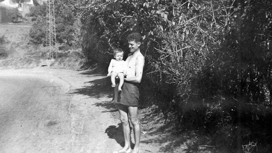 Vicent Serra Antonio con su hijo Jean Serra en brazos. | D.I.