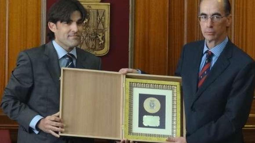 Baiona recibe la Medalla de Oro de su &quot;hermana&quot; Santa Fe