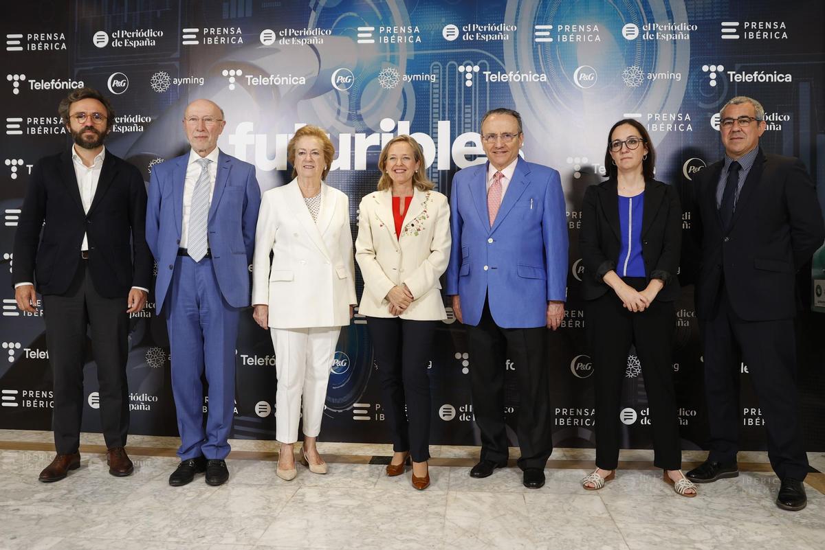 La vicepresidenta segunda del Gobierno y ministra de Economía, Nadia Calviño acompañada por el presidente del grupo editorial Prensa Ibérica, Javier Moll (3d), entre otros, durante la clausura este jueves del Ciclo Futuribles de innovación tecnológica, organizado por Prensa Ibérica.