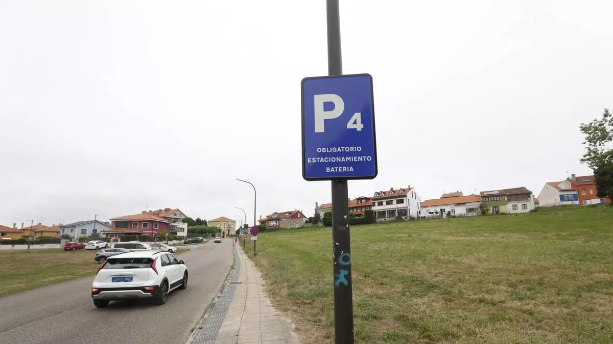 Gozón habilita cuatro parkings disuasorios para facilitar el aparcamiento en Luanco: "Todo están, como mucho, a 15 minutos a pie de la playa"