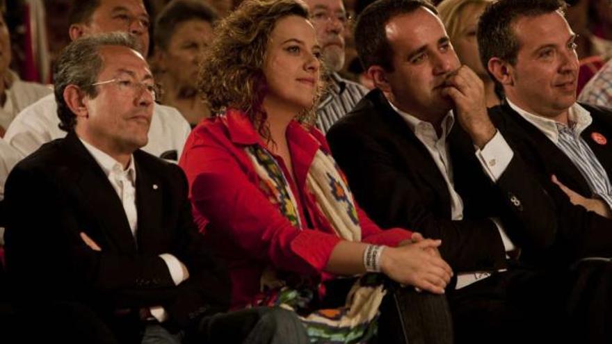 Ángel Luna, la alcaldable Elena Martín y Jorge Alarte, ayer en Alicante.