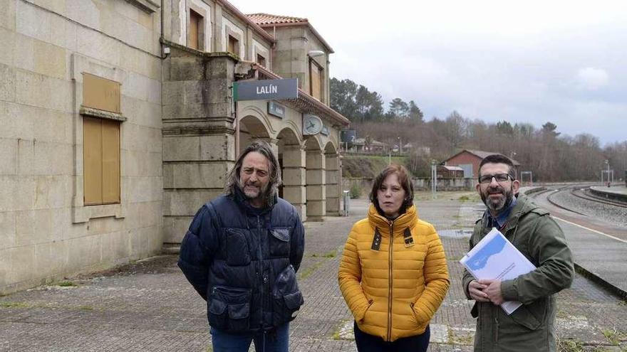 Fernando Pereira &quot;Pío&quot;, Ana González y Francisco Vilariño en la estación de Botos. // Bernabé/Javier Lalín