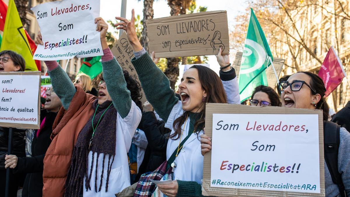 Momento de la manifestación conjunta de trabajadores de la educación y sanidad, este miércoles en Barcelona.