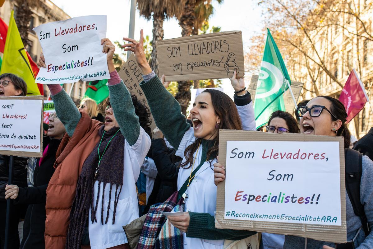 Momento de la manifestación conjunta de trabajadores de la educación y sanidad, este miércoles en Barcelona.