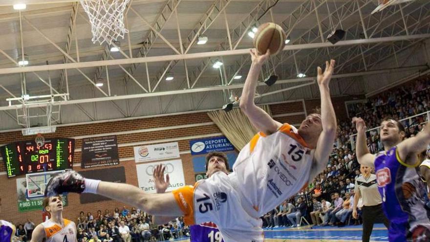 Van Wijk lanza en un partido del play-off ante el Palencia.