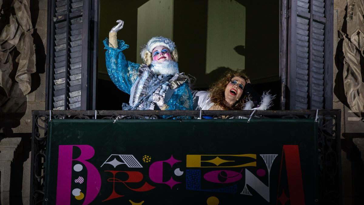 'Arribo' en La Rambla, el rey del Carnaval y su séquito llegan a las puertas del Palau de la Virreina para ofrecer un espectáculo