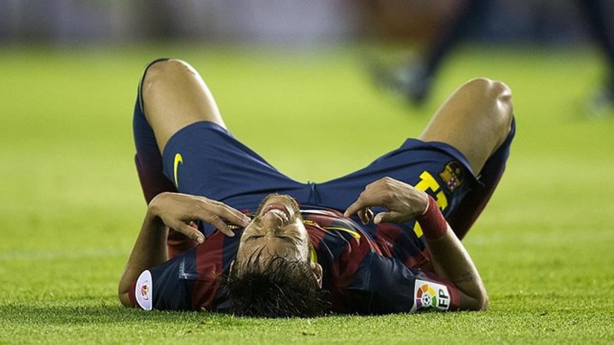 Neymar, tras lesionarse en Valencia.