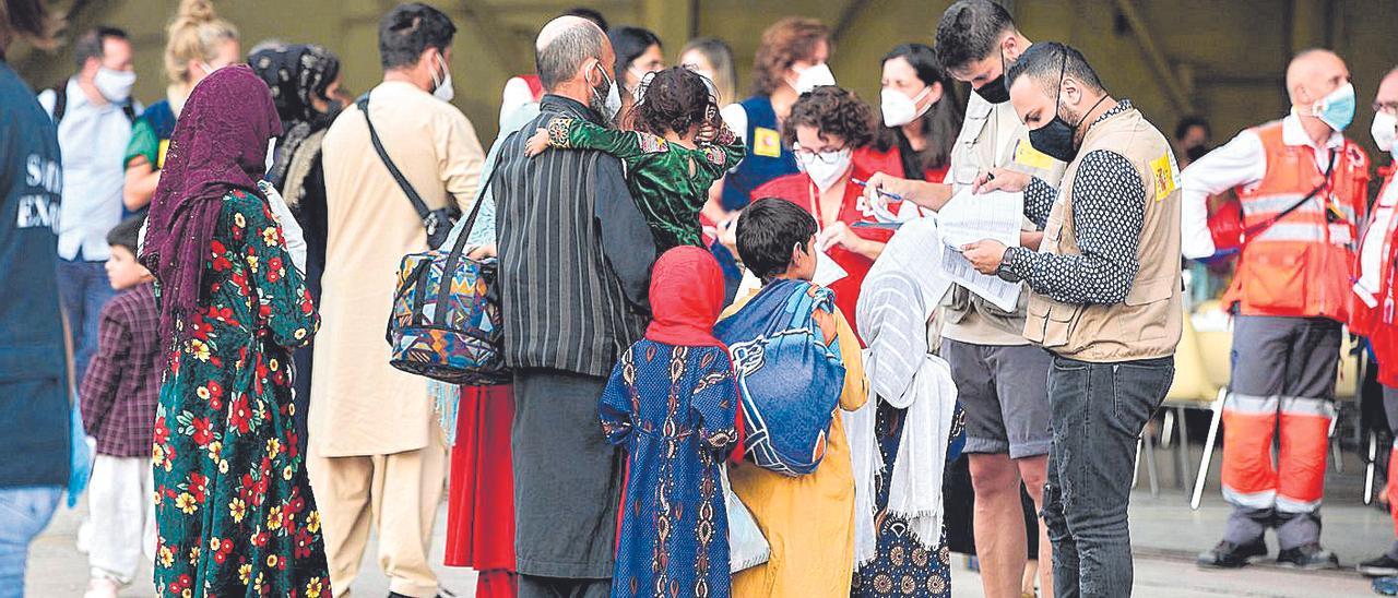 Refugiados afganos en la base aérea de Torrejón de Ardoz.