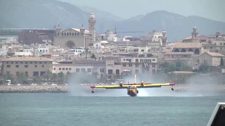 Löschflugzeuge üben Landungen in Bucht von Palma