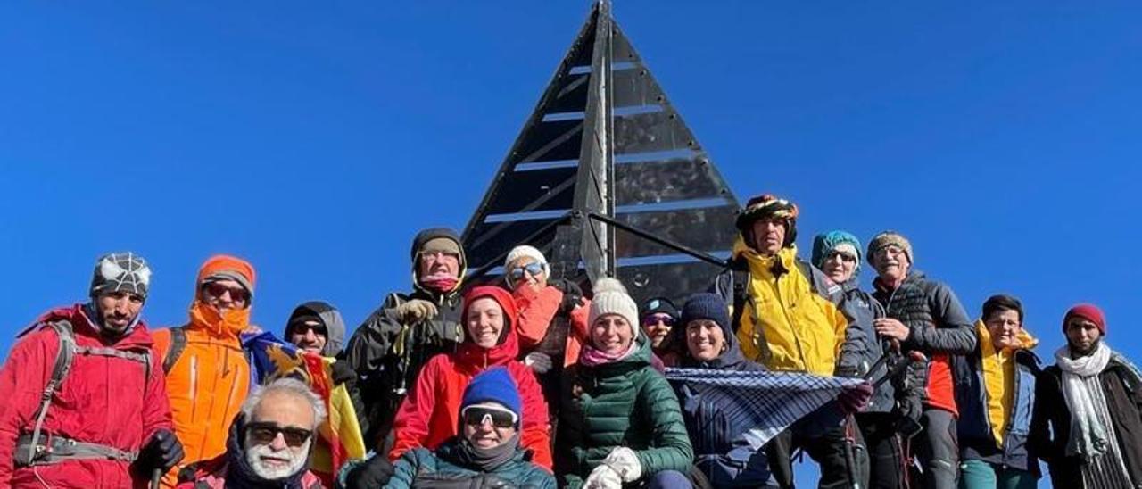 Imagen del grupo, junto a los guías, en la cima del Tubqal, a 4.167 metros de altitud.