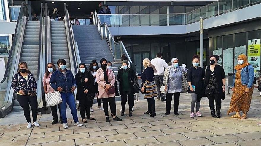 Un grupo de camareras de piso, ayer, en el edificio Cetis, donde están las oficinas del SEPE.