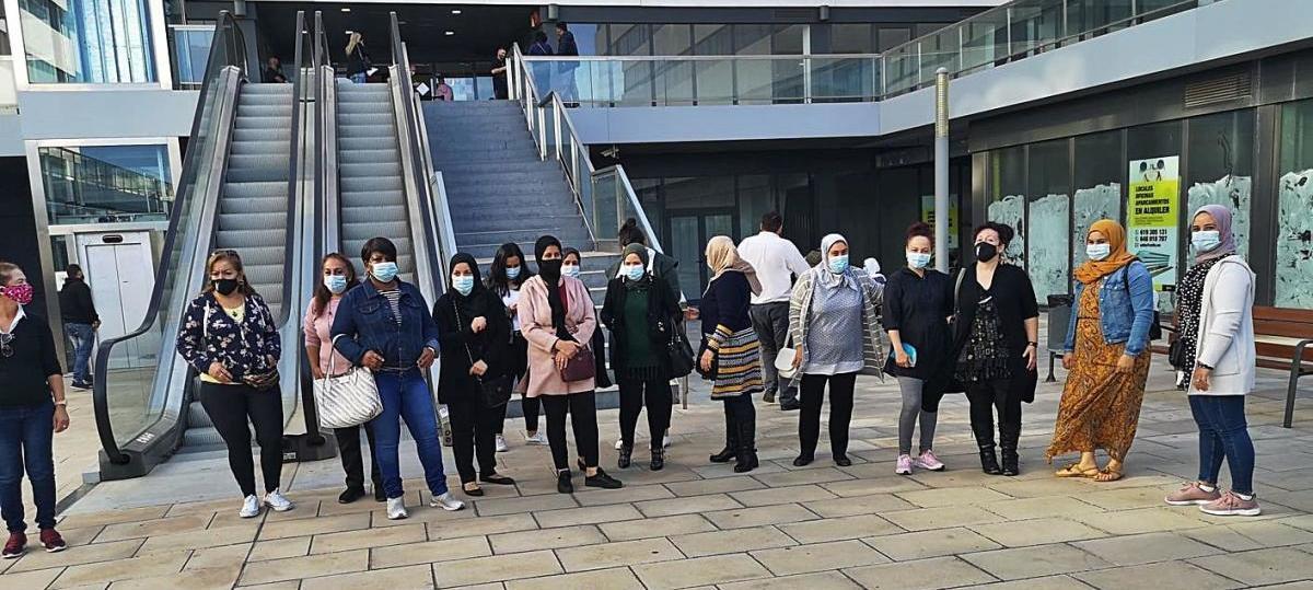Un grupo de camareras de piso, ayer, en el edificio Cetis, donde están las oficinas del SEPE.