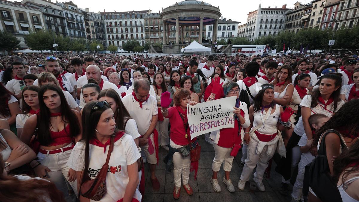 Miles de personas protestan en Pamplona por la agresión sexual denunciada en Sanfermines.