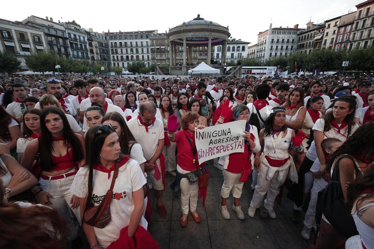Miles de personas protestan en Pamplona por la agresión sexual denunciada en Sanfermines.