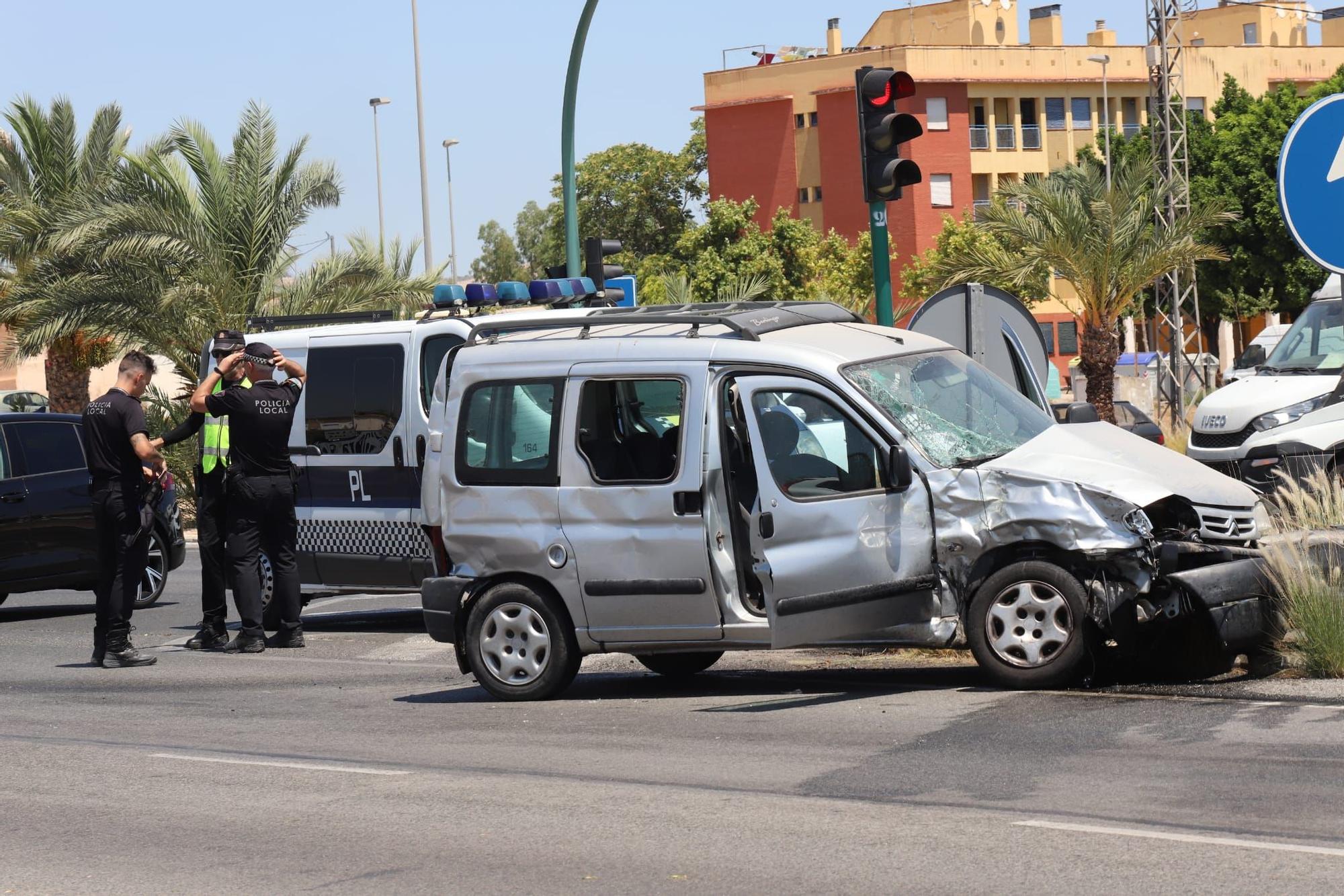 Fuerte accidente entre una ambulancia y una furgoneta en Elche