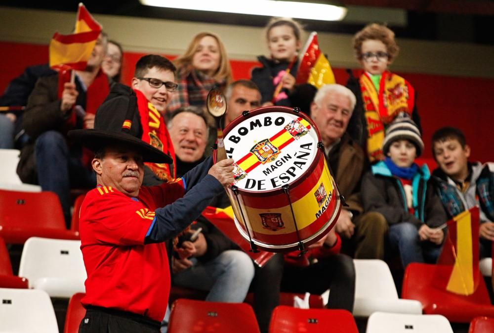 Aficionados en El Molinón durante el España-Israel