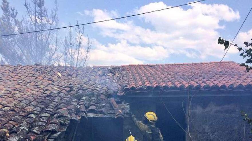 Los equipos de extinción apagan el fuego en una casa deshabitada en la parroquia de Marrubio, en el Concello de Montederramo. // FdV