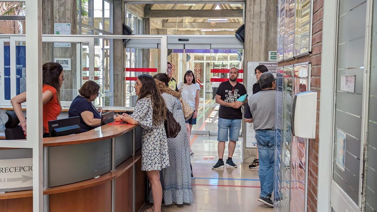 Docentes protestan en la puerta de Conselleria de Educación por los retrasos en la adjudicación de plazas de inicio de curso.