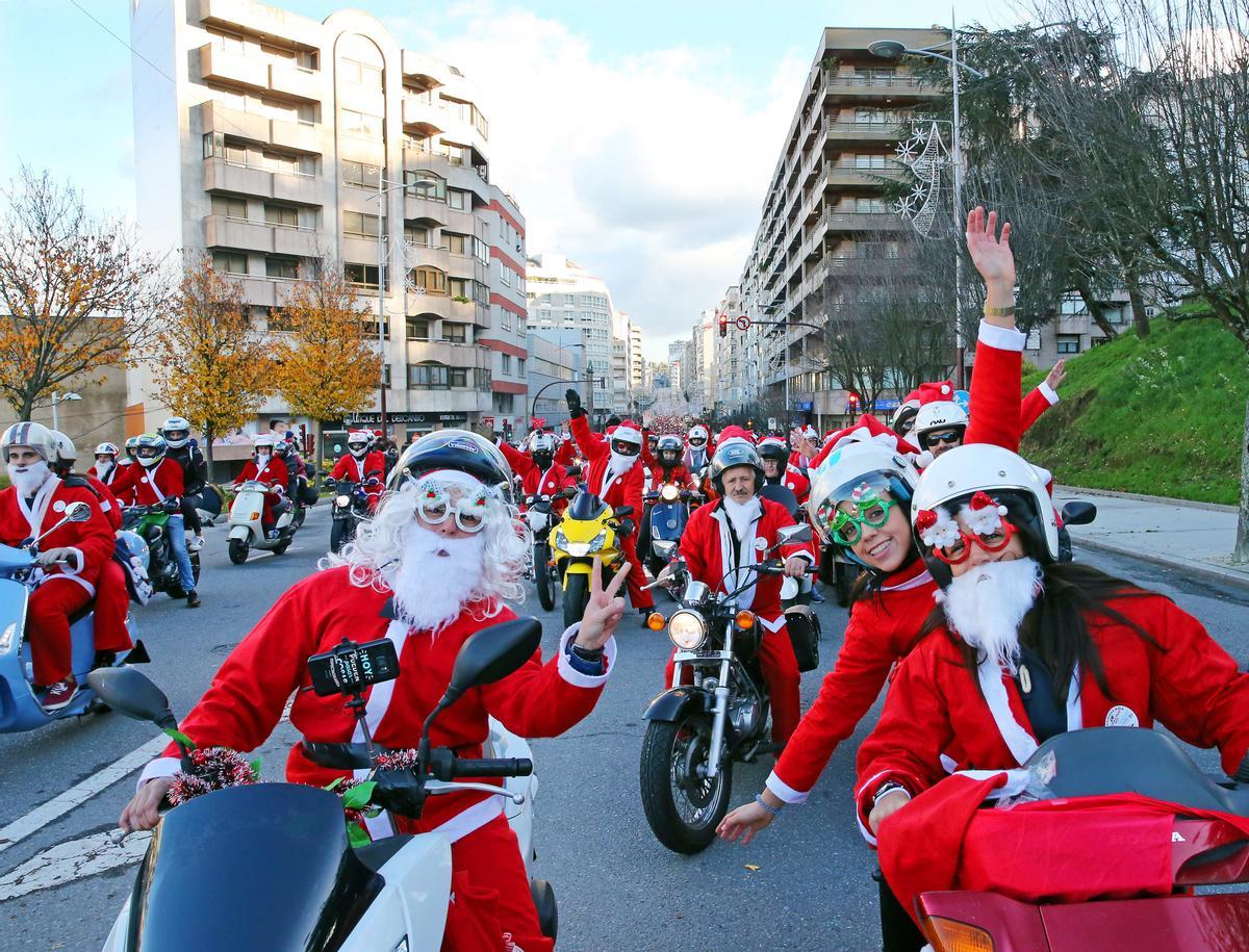 Participantes en la Papanoelada motera de la Navidad en Vigo de 2017.