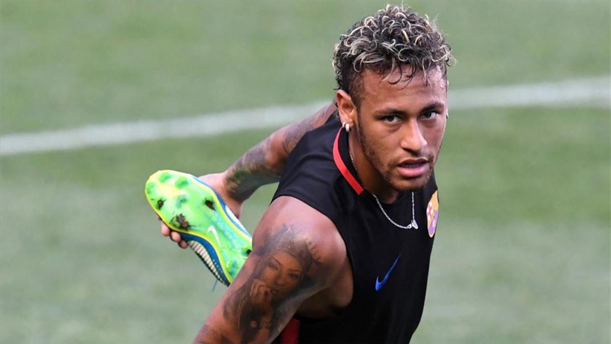 Neymar solo habla con goles y no despeja su futuro