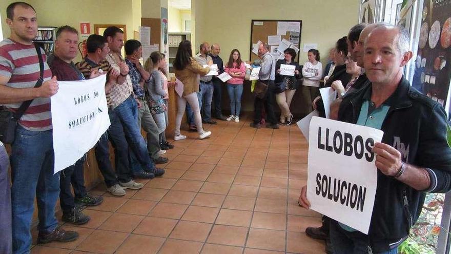 Los ganaderos, en el interior de las oficinas del Parque Nacional, en Cangas de Onís.