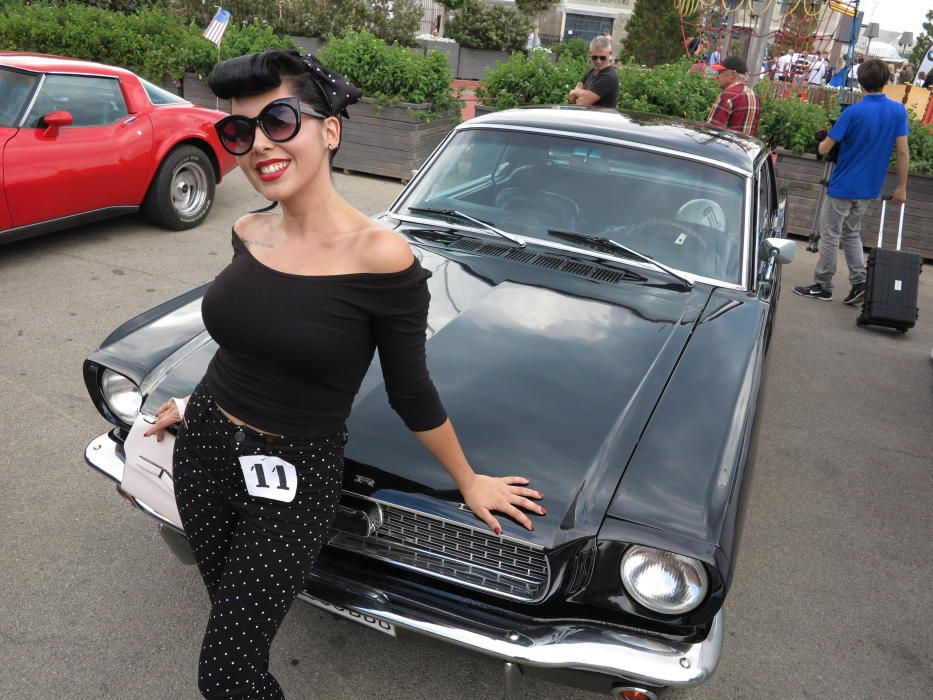 Oldtimer, Pin-Ups, kurzbeinige Hunde