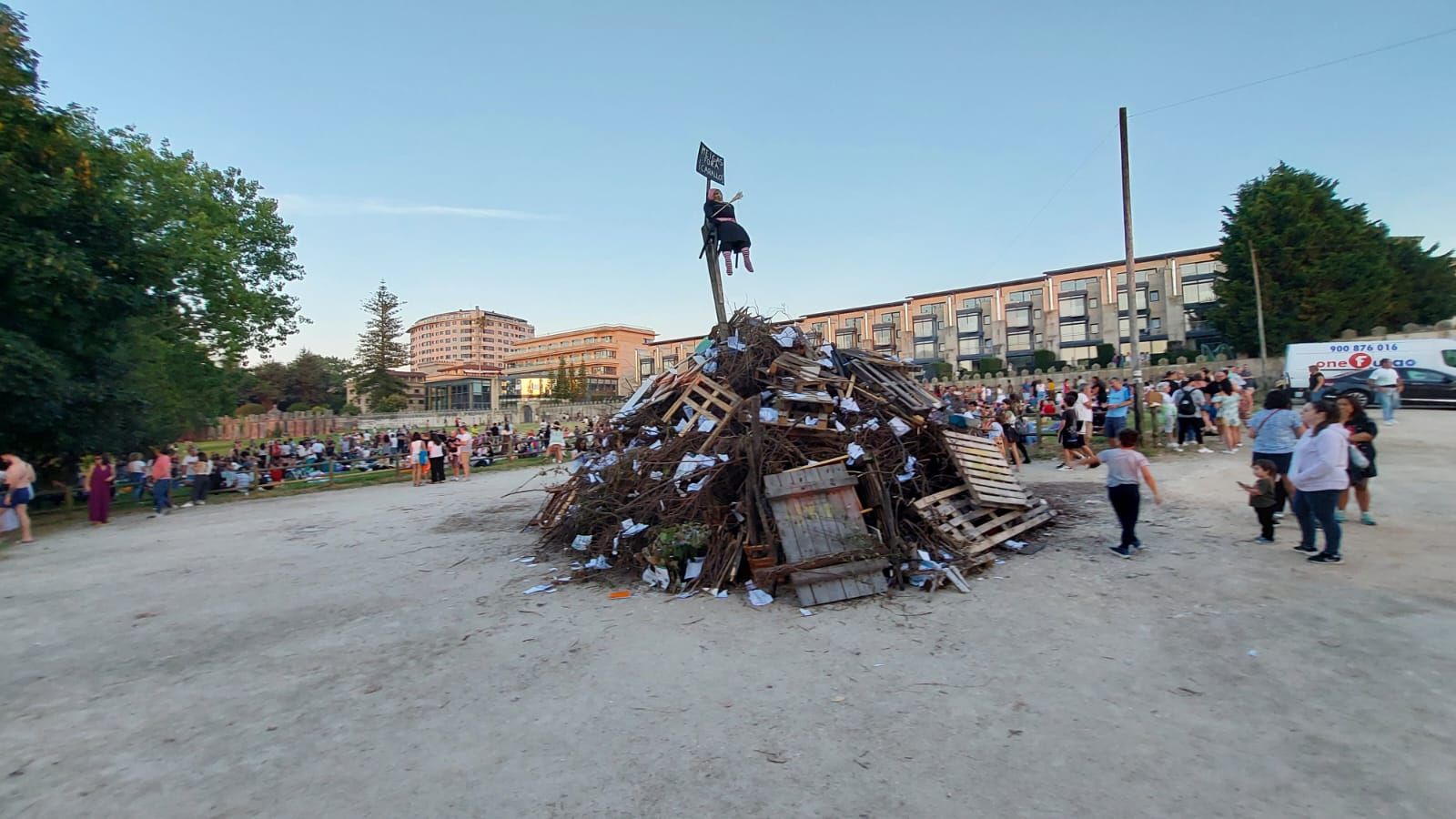 Ambientazo en las playas y plazas llenas para celebrar la noche meiga