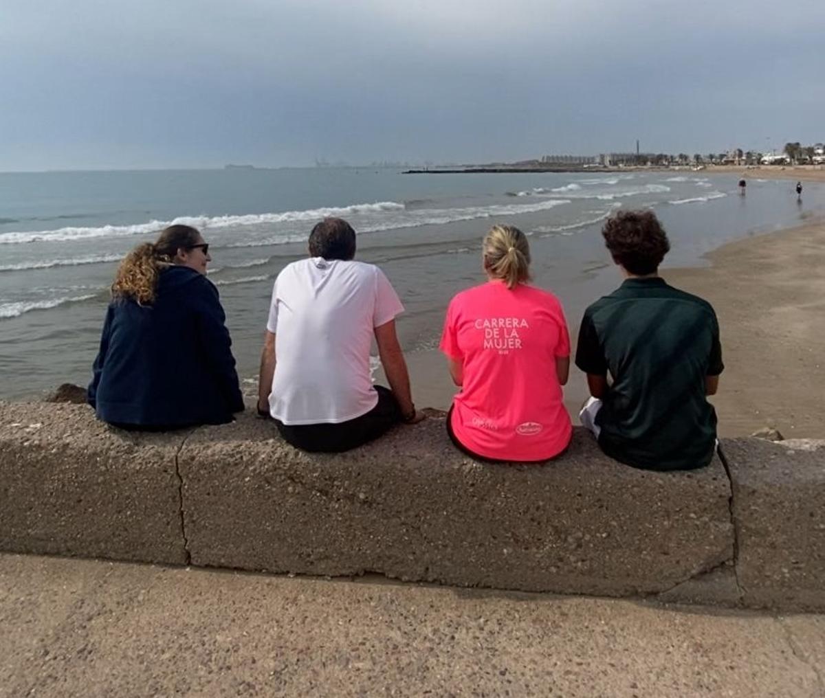 Mamen Peris, hoy, con su familia en la playa.